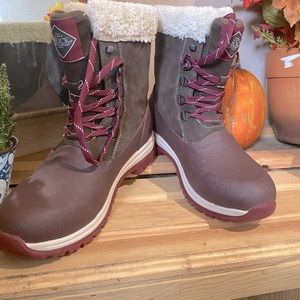 Size 9 women’s muck boots. Brand new in the box.